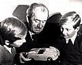 1949, Ferdinand Porsche mit seinen Enkelkindern Ferdinand Piëch (rechts) und Ferdinand Alexander Porsche, in der Hand hat er ein Modell des Porsche 356 Nr.1.